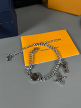 China Replica LV Bracelets 32usd Only